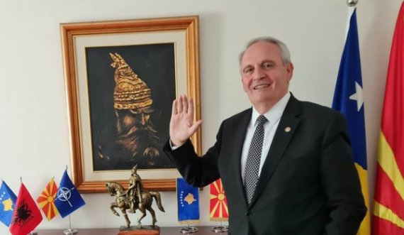  Gjergj Dedaj nuk e lëshon zyrën, publikon foto nga ambasada 