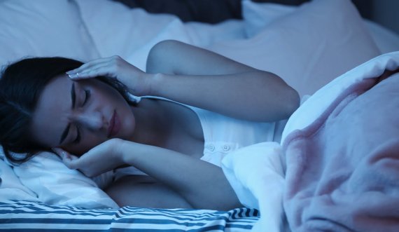 Nëse nuk doni të bëni gjumë të keq, këto 6 gjëra nuk duhet t’i bëni kurrë para se të flini