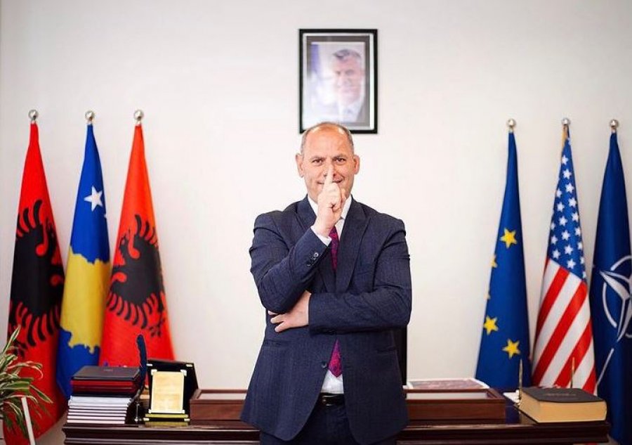  Ramiz Lladrovci e mban akoma fotografinë e Hashim Thaçit në zyrën e tij