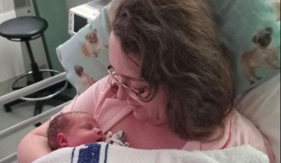  Gruaja që kaloi vite duke u përpjekur të bëhej nënë, gati vdiq duke lindur foshnjën 