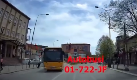 Shikoni momentin kur autobusi i Trafikut Urban në Prishtinë për pak sa nuk e godet qytetarin në zebra 