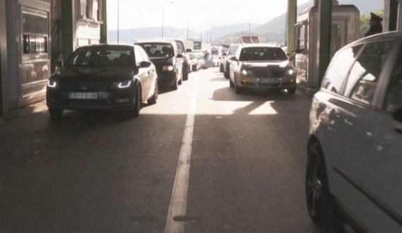  Radhë të gjata në Morinë, mijëra kosovarë shkojnë në Shqipëri për vikend