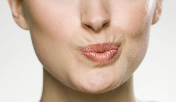 Rrudhat rreth buzëve, si t’i trajtoni dhe parandaloni në kohë