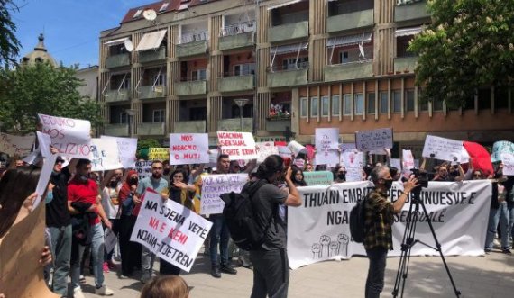  Protestohet në Mitrovicë kundër dhunës sek*uale, kërkohet publikimi i emrave të përdhunuesve 