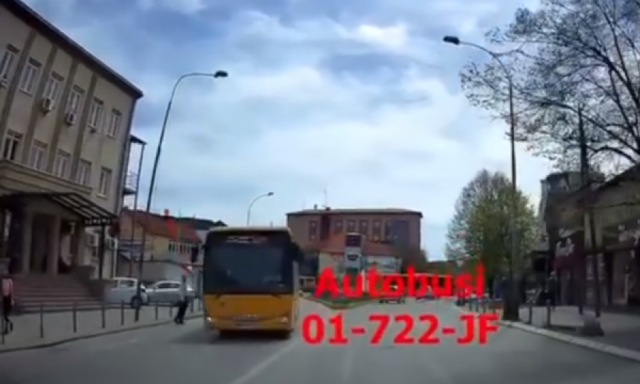 Shikoni momentin kur autobusi i Trafikut Urban në Prishtinë për pak sa nuk e godet qytetarin në zebra 