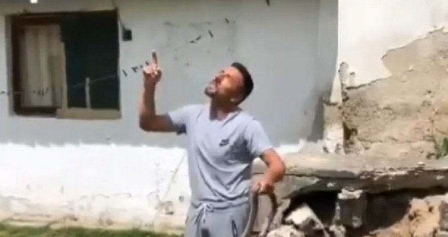 Kosovari që kap gjarpërinjtë më të rrezikshëm me dorë: Vetëm ZOTIT i kofshim falë! 