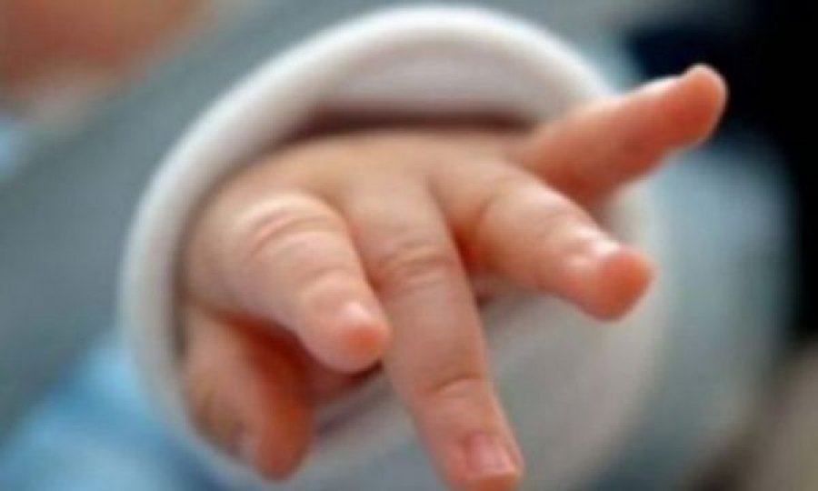Lindje cezariane, mjekët i çajnë foshnjës fytyrën me gërshërë
