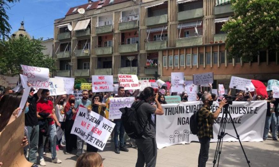  Protestohet në Mitrovicë kundër dhunës sek*uale, kërkohet publikimi i emrave të përdhunuesve 