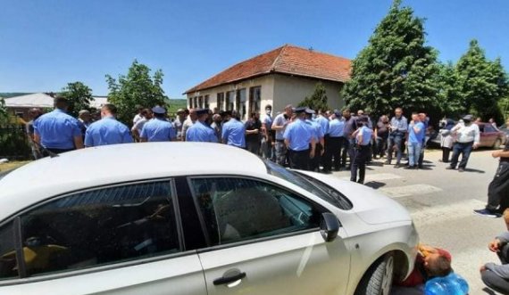 Tensione në Kamenicë: Mblidhen dhjetëra banorë, policia përdorë sprejin- ka të lënduar