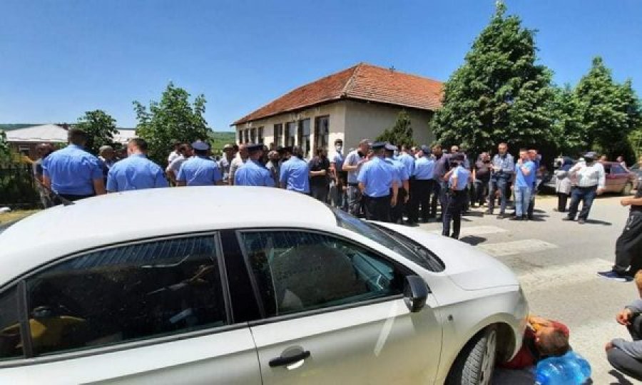 Tensione në Kamenicë: Mblidhen dhjetëra banorë, policia përdorë sprejin- ka të lënduar
