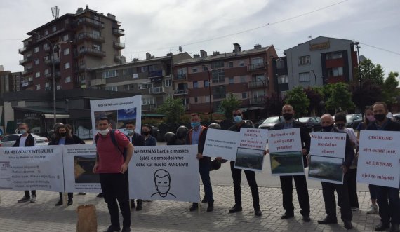 Banorët e Drenasit protestojnë para ministrisë, fajësojnë “Feronikelin” për ndotjen e mjedisit e ujit