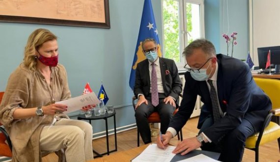 Nënshkruhet marrëveshja për furnizimin e Kosovës me 10 mijë vaksina nga Kroacia