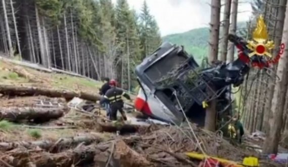  Zjarrfikësit inspektojnë vendin ku ndodhi aksidenti me teleferik ku vdiqën 14 persona 