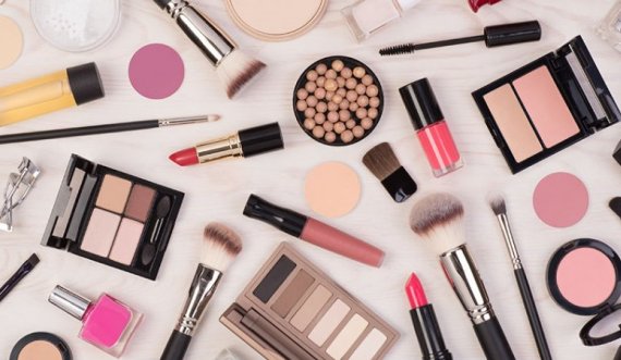 Lexoni këto dy arsye se përse 'makeupi' ju shkakton rrudhat në fytyrë 