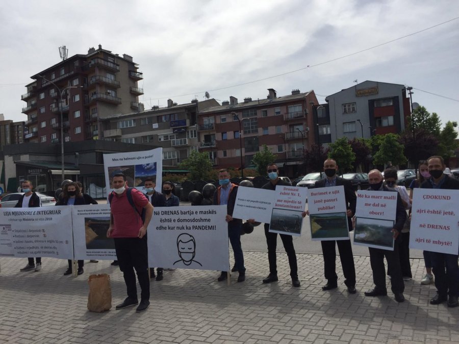 Banorët e Drenasit protestojnë para ministrisë, fajësojnë “Feronikelin” për ndotjen e mjedisit e ujit