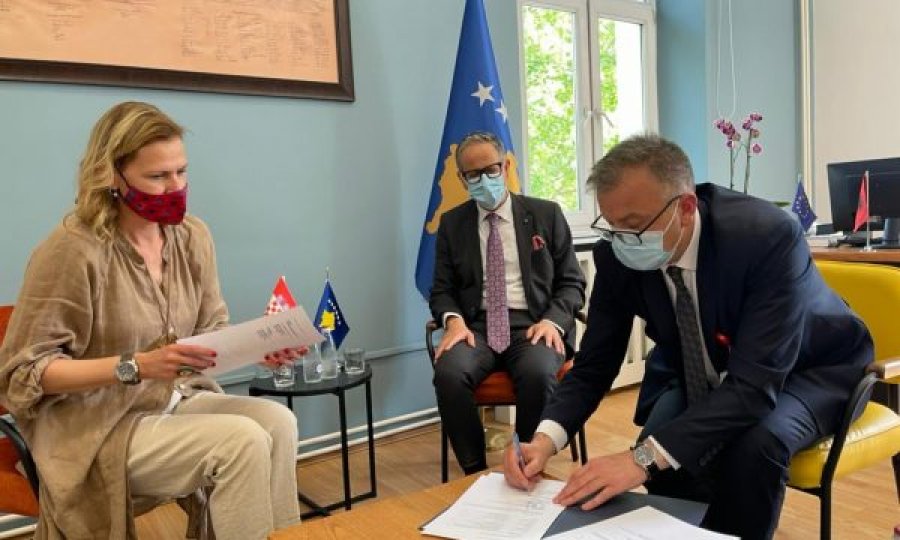 Nënshkruhet marrëveshja për furnizimin e Kosovës me 10 mijë vaksina nga Kroacia