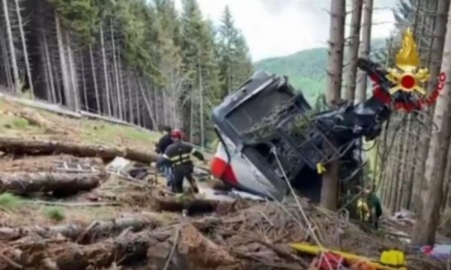  Zjarrfikësit inspektojnë vendin ku ndodhi aksidenti me teleferik ku vdiqën 14 persona 