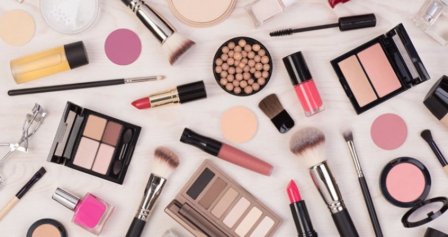 Lexoni këto dy arsye se përse 'makeupi' ju shkakton rrudhat në fytyrë 