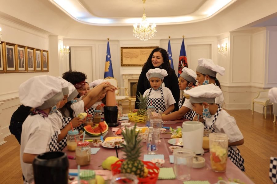  Vjosa Osmani gatuan bashkë me fëmijë në Presidencë 