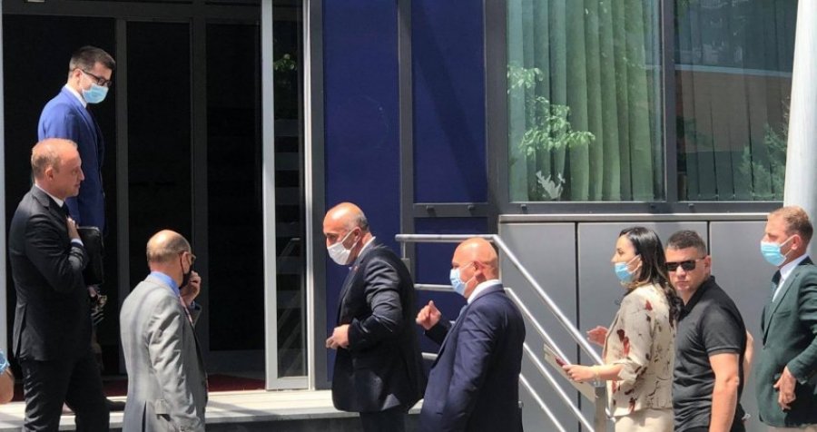 Ramush Haradinaj i shkon në zyrë Albin Kurtit 
