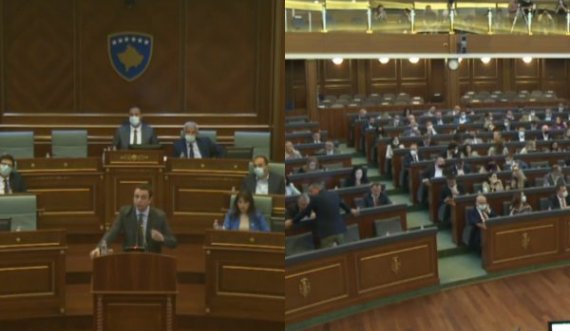  Albin Kurti i quan të paaftë deputetët opozitarë, ata i reagojnë nga ulëset 