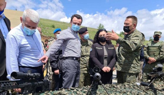 Presidentja dhe kryeministri vizitojnë FSK-në