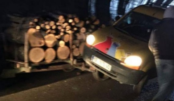 E vodhën një veturë, e ngarkuan me dru dhe e braktisën në mal, zyrtarët e konfiskojnë automjetin