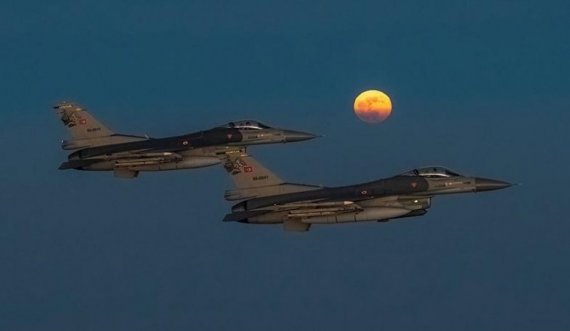 “Super Hëna” krijoi një imazh të bukur me avionët luftarakë turq 