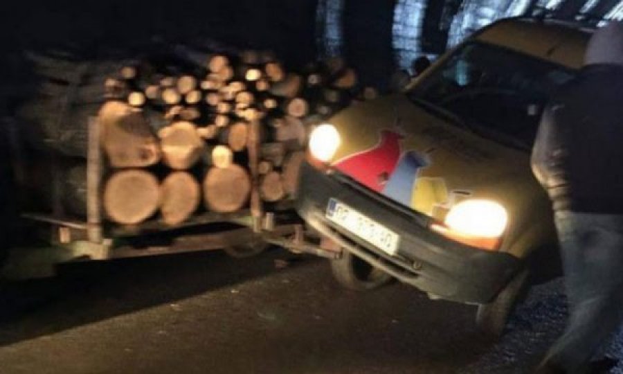 E vodhën një veturë, e ngarkuan me dru dhe e braktisën në mal, zyrtarët e konfiskojnë automjetin