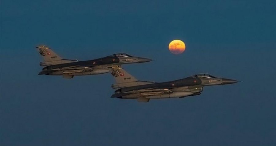 “Super Hëna” krijoi një imazh të bukur me avionët luftarakë turq 