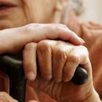 Dhëndri iu jep dozë të lartë të qetësuesit vjehrrit dhe vjehrrës për t’ua marrë paratë