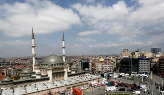Presidenti turk hap xhami të re në zemër të Stambollit 