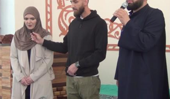Kjo është gruaja gjermane që u konvertua në islam në xhaminë e Skënderajt