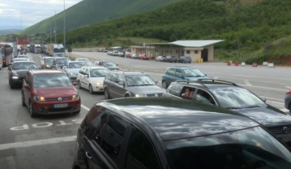  Fluks veturash në kufi, kosovarët drejt Shqipërisë për vikend