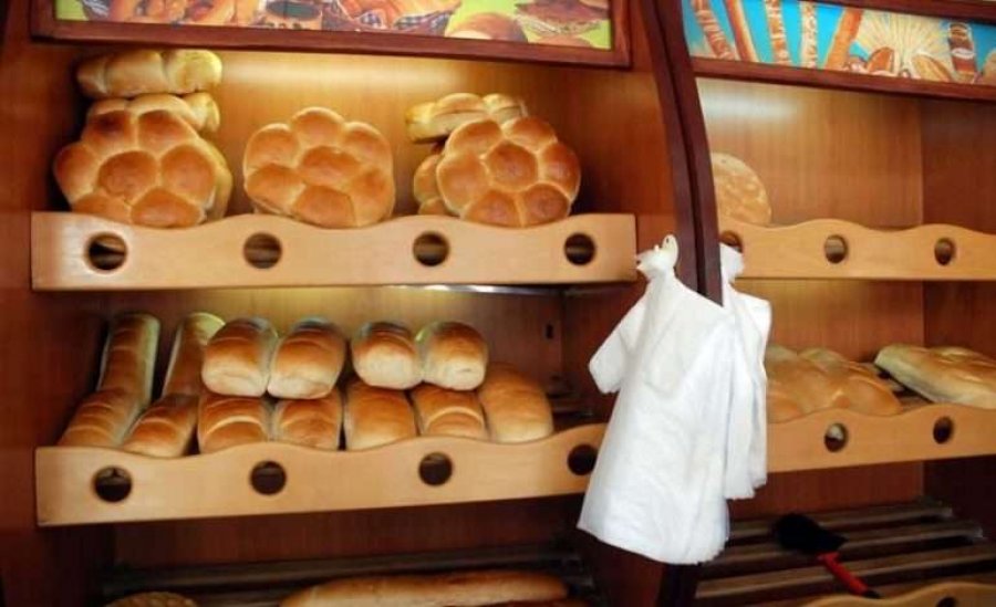 Zjarri shkrumbon furrën e bukës, evitohet përhapja në bizneset e tjera 