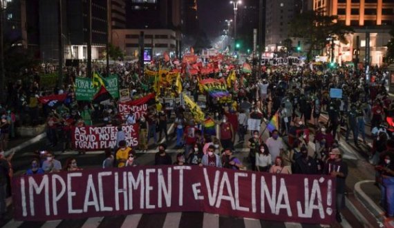 Mijëra protestues kërkojnë fajësimin e presidentit dhe qasje më të mirë të vaksinave