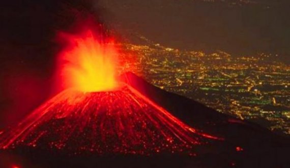 Tre shpërthime të vullkanit Etna në 15 orë: Shatërvanë llave e shtëllungë hiri 6.5 km