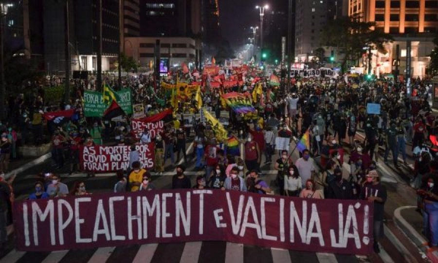 Mijëra protestues kërkojnë fajësimin e presidentit dhe qasje më të mirë të vaksinave