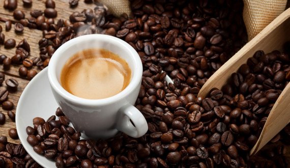 Si të kuptoni se po e teproni me pirjen e kafesë, çfarë duhet të konsumoni për t’a zëvendësuar 