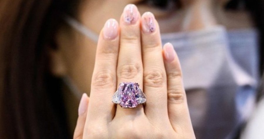 Ky diamant rozë u shit në ankand për shumën marramendëse 