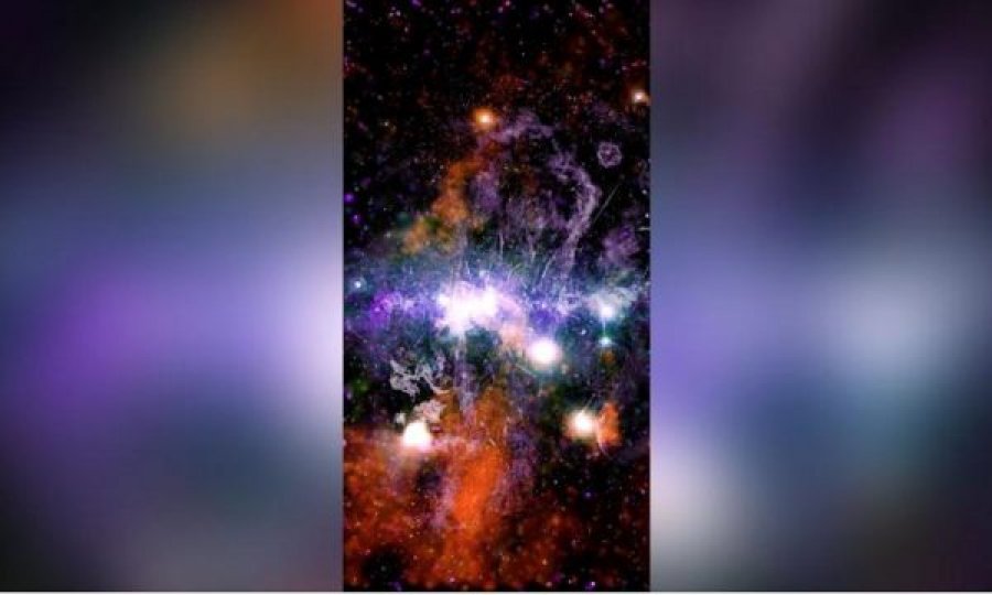  Gaz i tejnxehur dhe fusha magnetike në qendër të galaksisë sonë 