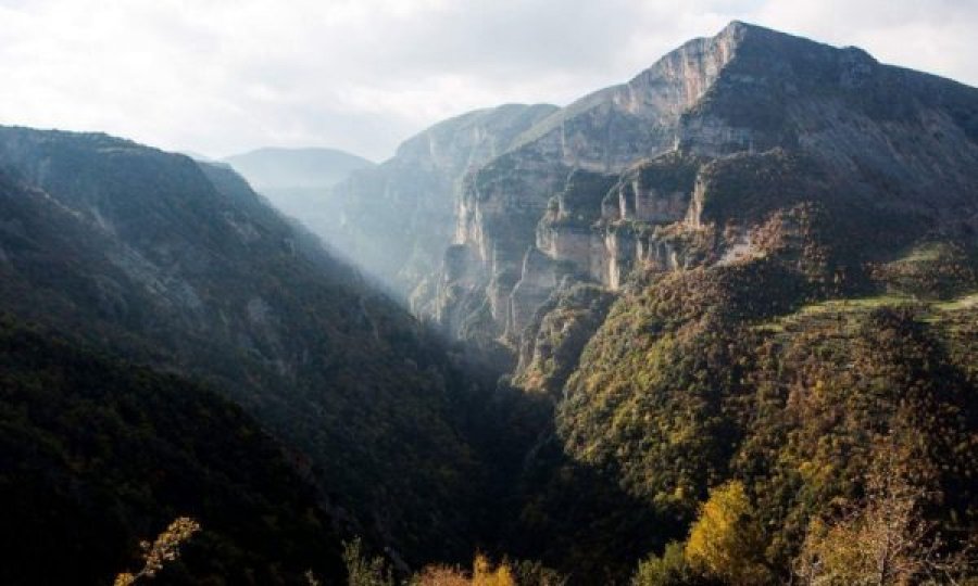 U rrëzua nga 200 metra lartësi, humb jetën 60- vjeçari 