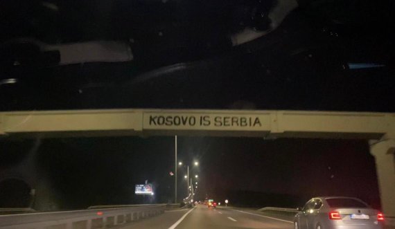 Serbët provokojnë rëndë mërgimtarët në hyrje të Beogradit me mbishkrime 'Kosova është Serbi'
