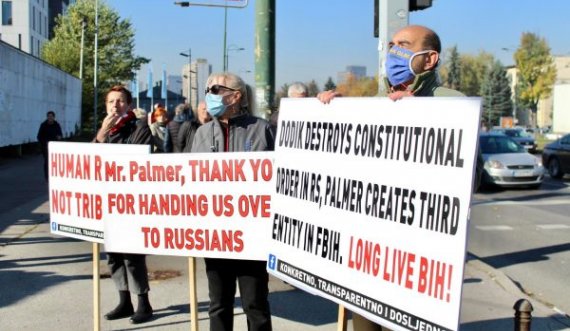 Disa boshnjakë mblidhen para ambasadës amerikane, kërkojnë ndërhyrjen e Bidenit