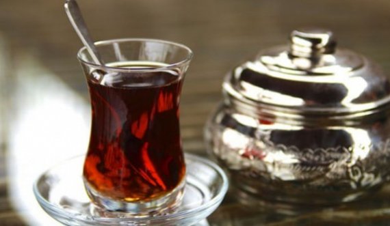 A e dini pse çajit të zi shqiptarët i thonë çaj rusi? Ja arsyeja