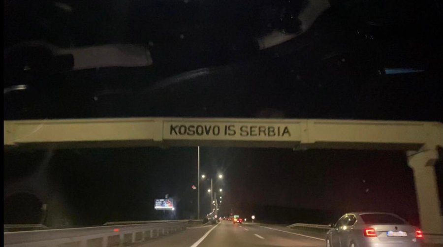 Serbët provokojnë rëndë mërgimtarët në hyrje të Beogradit me mbishkrime 'Kosova është Serbi'