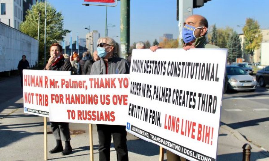 Disa boshnjakë mblidhen para ambasadës amerikane, kërkojnë ndërhyrjen e Bidenit