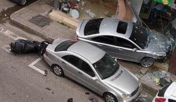 Çmendet shoferi shqiptar, thyen traun dhe godet makinën e policisë