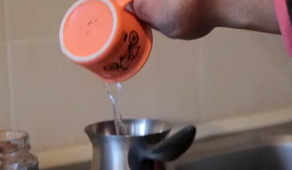 I riu pa duar që e përdor telefonin me këmbë e përgatit kafe me gojë