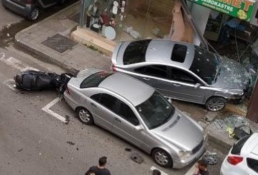 Çmendet shoferi shqiptar, thyen traun dhe godet makinën e policisë